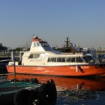 ［６］横浜の街並みと横浜の港。