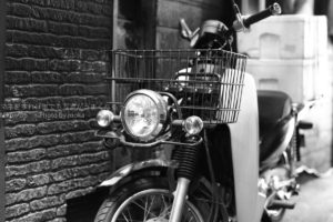 ［６］新宿の路地裏に停まった１台のバイク