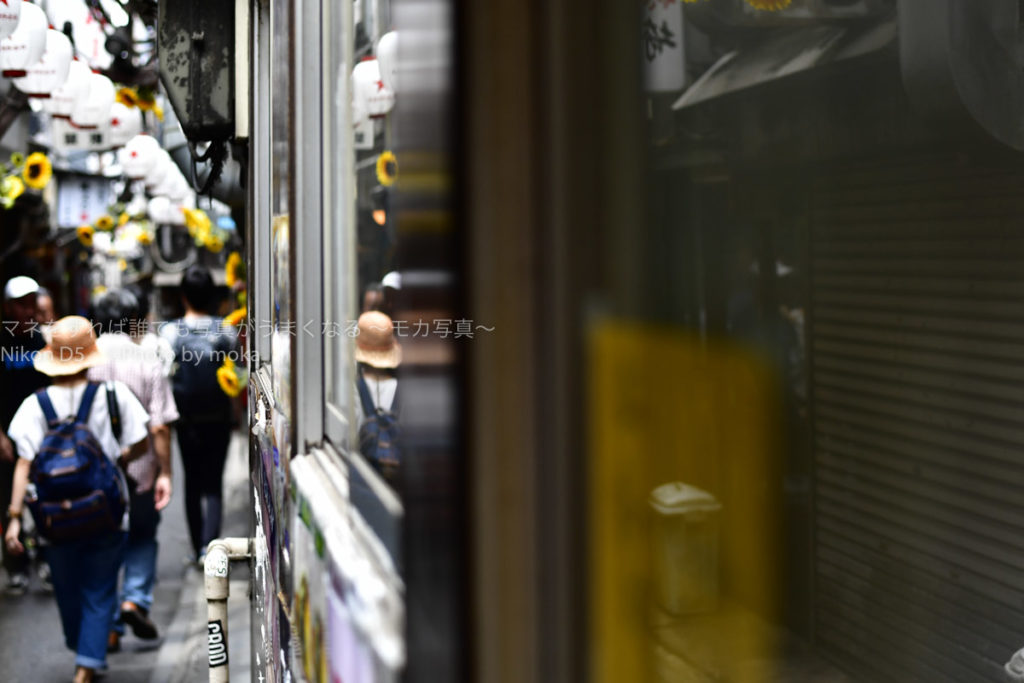 ［６］新宿・思い出横丁の、写り込みと現実の世界