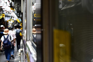 ［６］新宿・思い出横丁の、写り込みと現実の世界