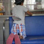 ［６］レトロバスで遊ぶ子供の後ろ姿！！