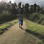 ［６］虫カゴ下げて歩いている少年 ♪