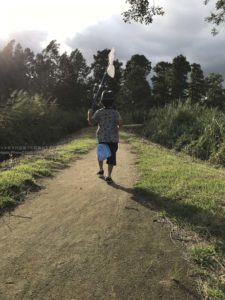 ［６］虫カゴ下げて歩いている少年 ♪