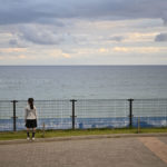 ［６］写真に写った人の姿から連想する人間ドラマ