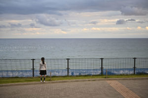 ［６］写真に写った人の姿から連想する人間ドラマ