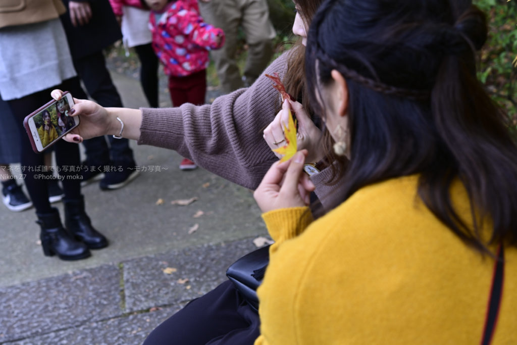 ［６］インスタ映えを狙って、モミジの落ち葉を持って記念撮影！