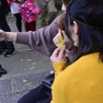 ［６］インスタ映えを狙って、モミジの落ち葉を持って記念撮影！