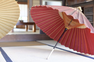 ［６］東京たてもの園の和傘は、つい撮影をしてしまいます。