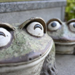 ［６］ごきげんなカエルの置物