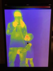 ［６］サーモカメラで体の表面温度を撮影