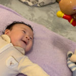 ［６］まるでアンパンマンのものまねをしているような子供写真