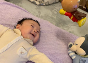 ［６］まるでアンパンマンのものまねをしているような子供写真