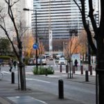 暮れゆく一日、寂しげな冬の新宿の一面
