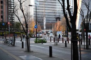 暮れゆく一日、寂しげな冬の新宿の一面