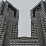 都庁を見上げるようにある「都民広場の野外彫刻」