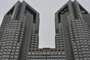 都庁を見上げるようにある「都民広場の野外彫刻」