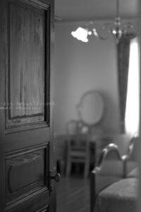 【スナップ撮影】クラシックホテルの部屋をモノクロで表現
