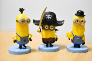 【家で撮る写真】可愛いのに目つきが悪いミニオンズ