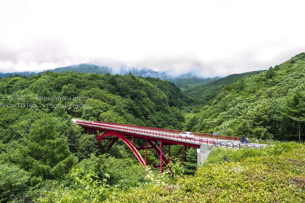 八ヶ岳高原ラインの赤い橋「東沢大橋」
