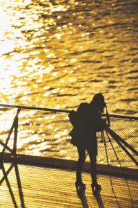 「ゴールデンアワー」に人をにシルエットで写そう