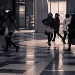 【モノクロ写真】東京駅を行き交う人々