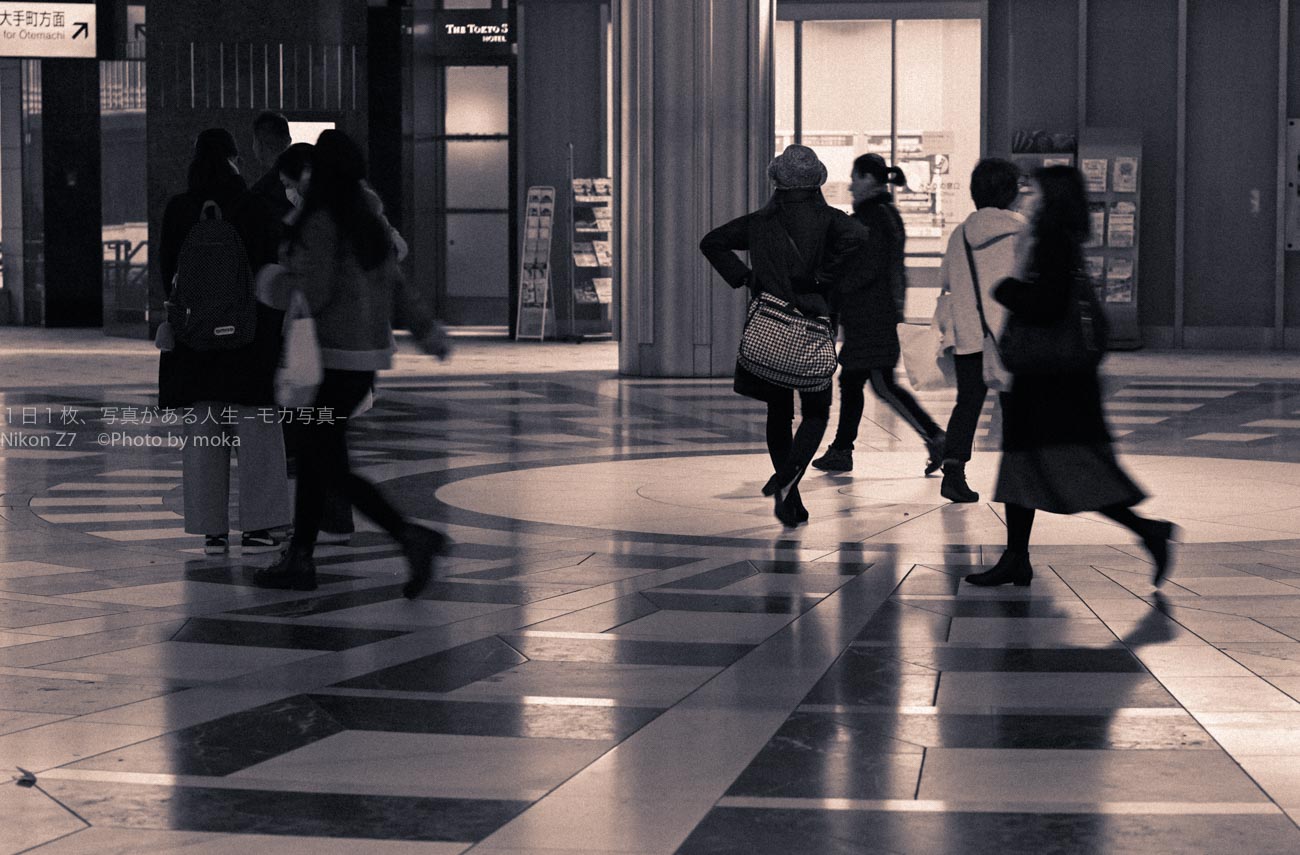 【モノクロ写真】東京駅を行き交う人々