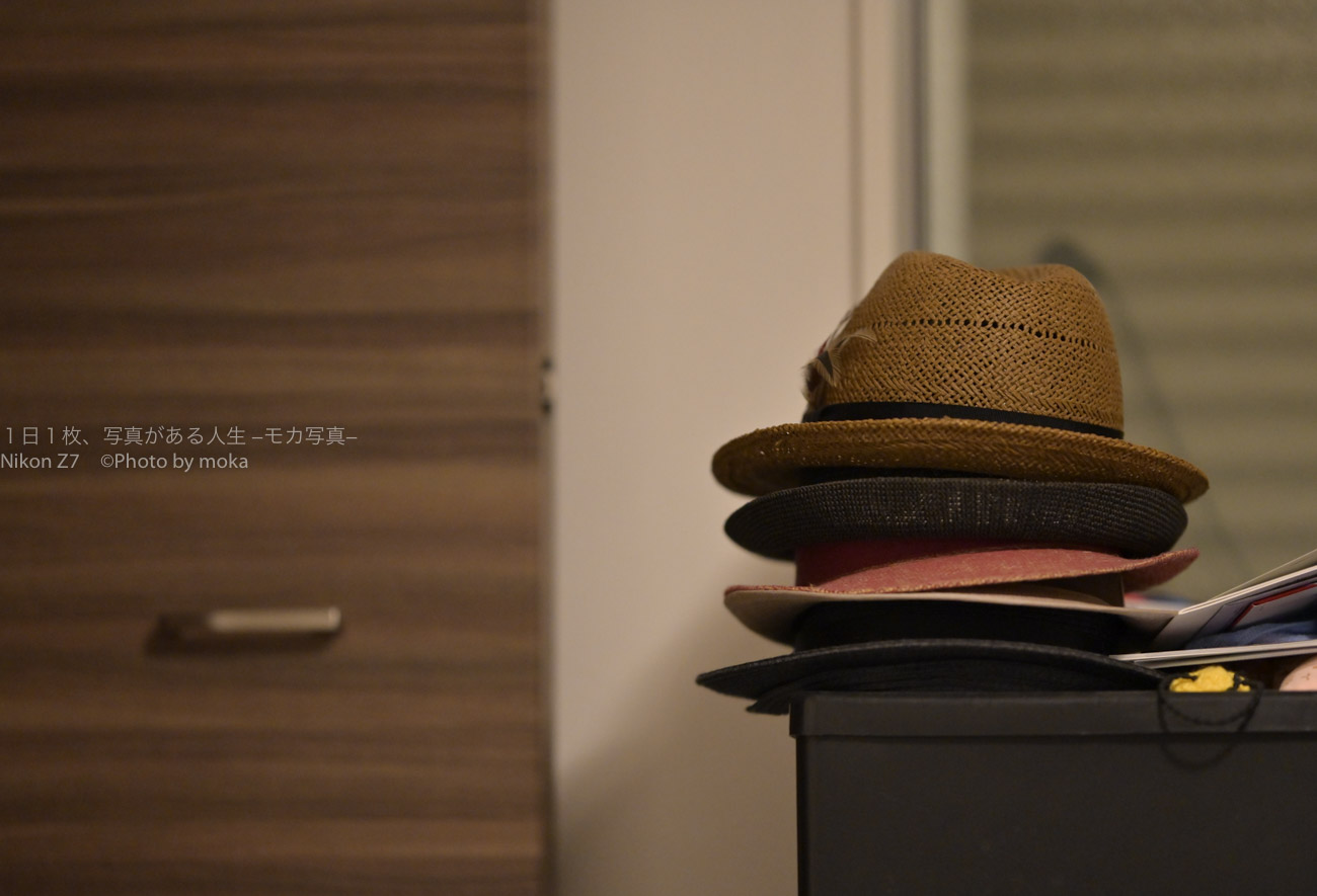 【家で撮る写真】部屋で重ねられた帽子たち