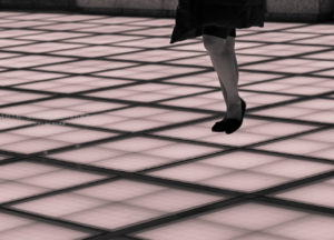 【モノクロ写真】足早に過ぎ去る人の足元を撮る