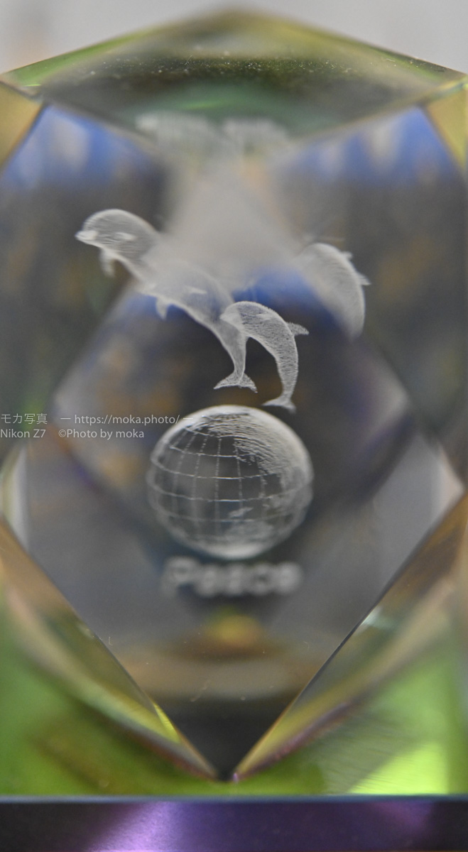 【家で撮る写真】クリスタル製のイルカのオブジェ