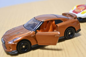 【家で撮る写真】現実のスポーツカーと夢のスポーツカー