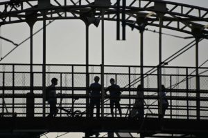 浮かび上がる人々のシルエット