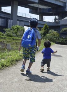 【子供写真を撮ろう】弟を見守る兄