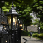 昼間の公園に灯された街灯