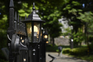 昼間の公園に灯された街灯