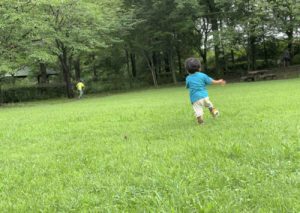 【iPhoneで子供を撮ろう】芝生を走り回る子供を撮ろう！！