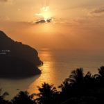 海に沈む夕日をシルエットと一緒に撮ろう