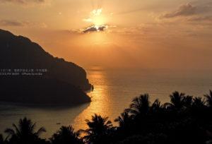 海に沈む夕日をシルエットと一緒に撮ろう