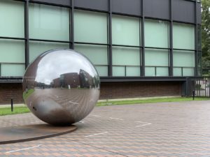 【iPhone写真】芸術のでっかいパチンコ玉!?