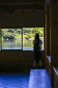 【公園スナップ撮影】日本庭園を見つめる後ろ姿