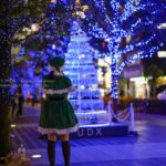 【街中スナップ撮影】クリスマスツリーと緑のサンタさん