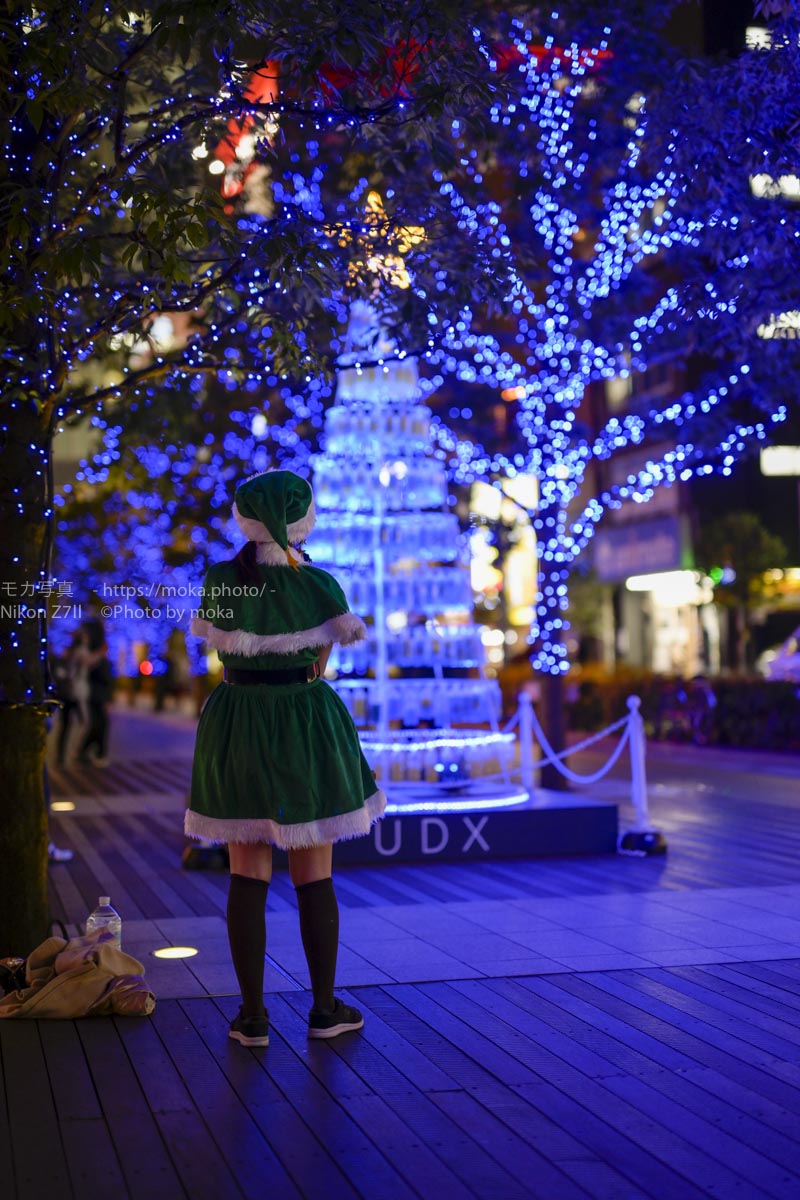 【街中スナップ撮影】クリスマスツリーと緑のサンタさん