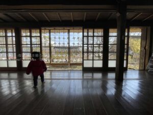 【iPhone写真】縁側にいるのは座敷わらし！？