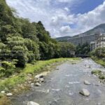 夏の川辺で涼しさと夏休みの思い出にふれる。
