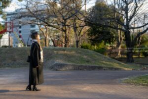【ポートレート撮影】冬の公園で日差しを求めて