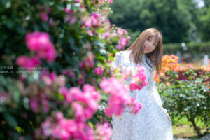 【ポートレート撮影】薔薇の影からひょっこり!