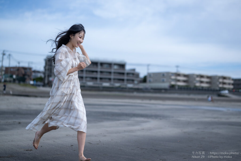 【ポートレート撮影】海岸を走って「ダァー！！」