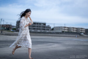 【ポートレート撮影】海岸を走って「ダァー！！」