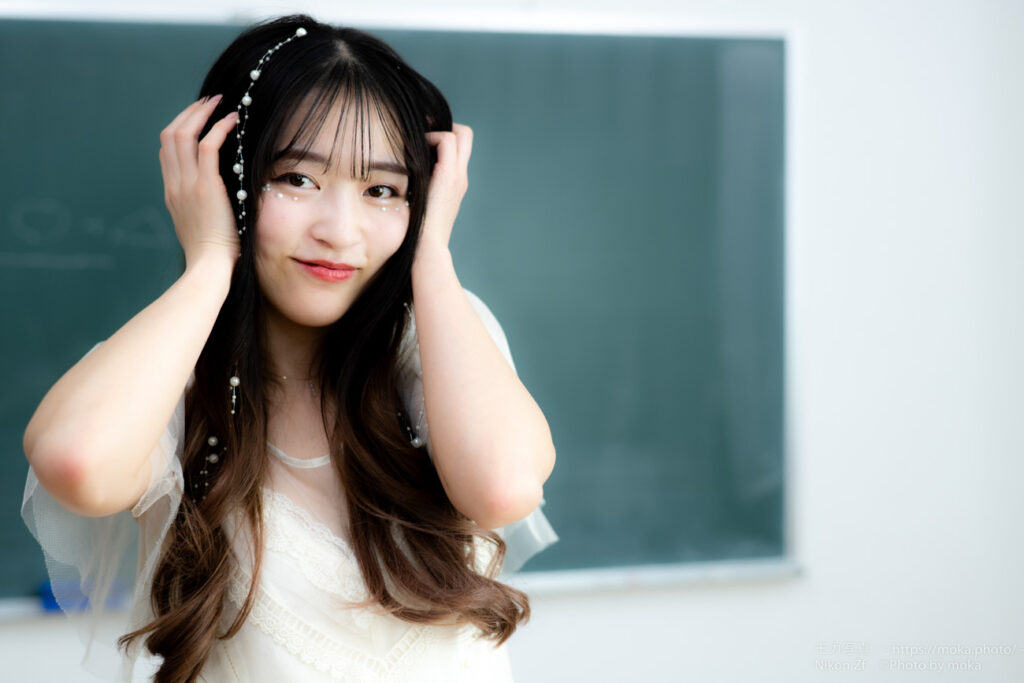 【ポートレート撮影】机の上に座ると先生に怒られるぞ！