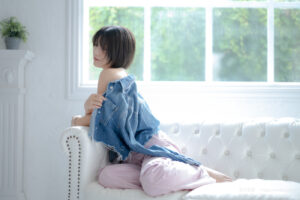 【ポートレート撮影】窓からの光を浴びて