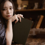 【ポートレート撮影】スタジオ撮影で読書を楽しむ!